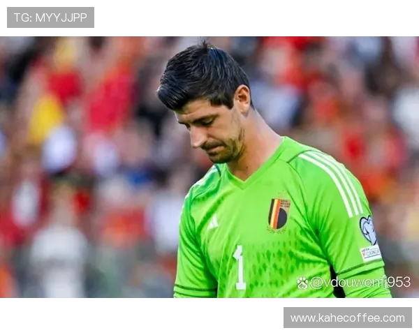 库尔图瓦:从守门员到足球传奇的成长之路与辉煌成就分析 库尔图瓦:从守门员到足球传奇的成长之路与辉煌成就分析